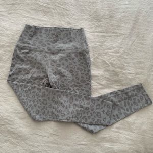 Beyond Yoga leopard jacquard leggings. Size medium
